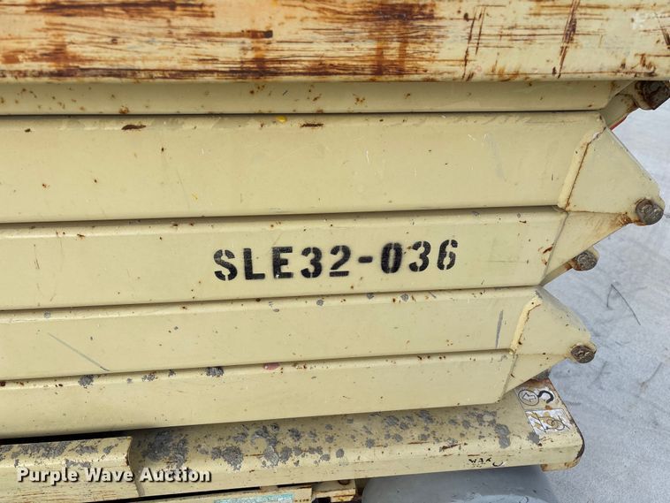 image for item EO4286 2000 JLG 3246E2 scissor lift