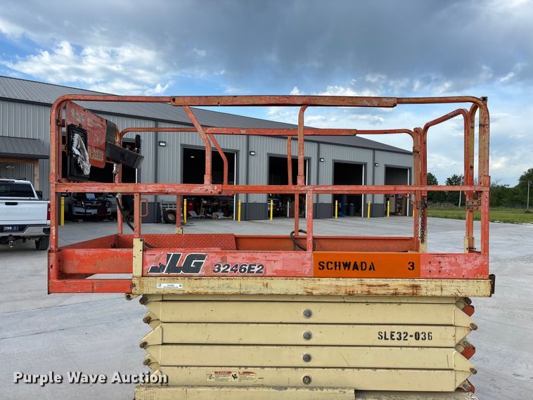 image for item EO4286 2000 JLG 3246E2 scissor lift