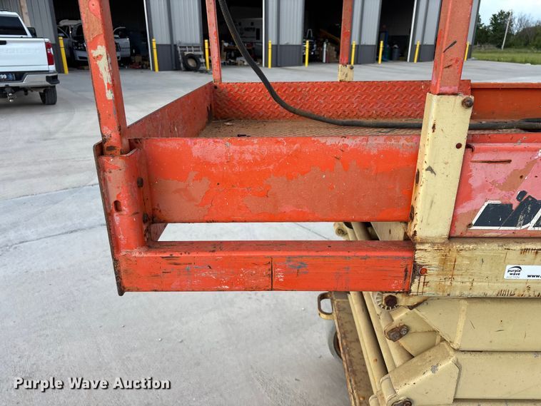 image for item EO4286 2000 JLG 3246E2 scissor lift