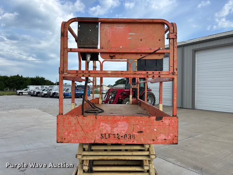 image for item EO4286 2000 JLG 3246E2 scissor lift