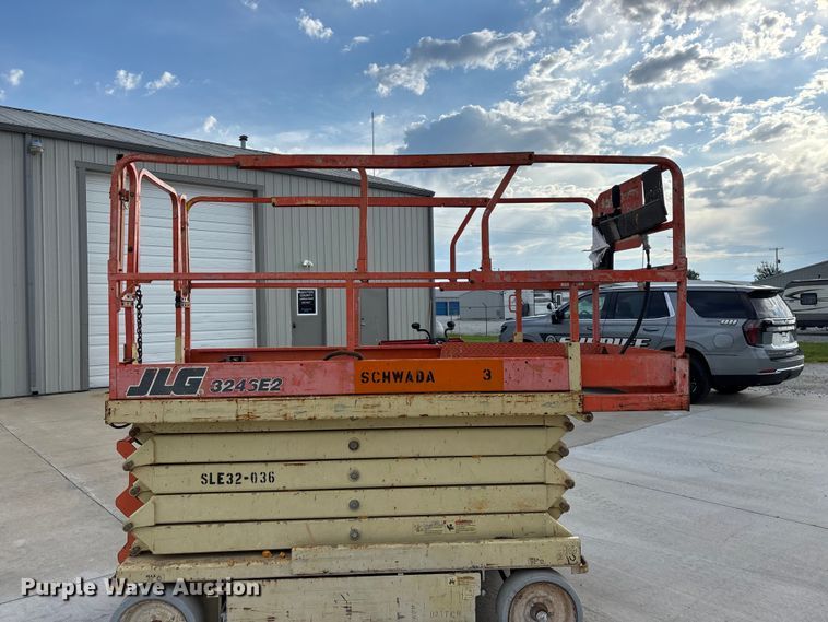 image for item EO4286 2000 JLG 3246E2 scissor lift