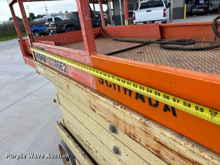 image for item EO4286 2000 JLG 3246E2 scissor lift
