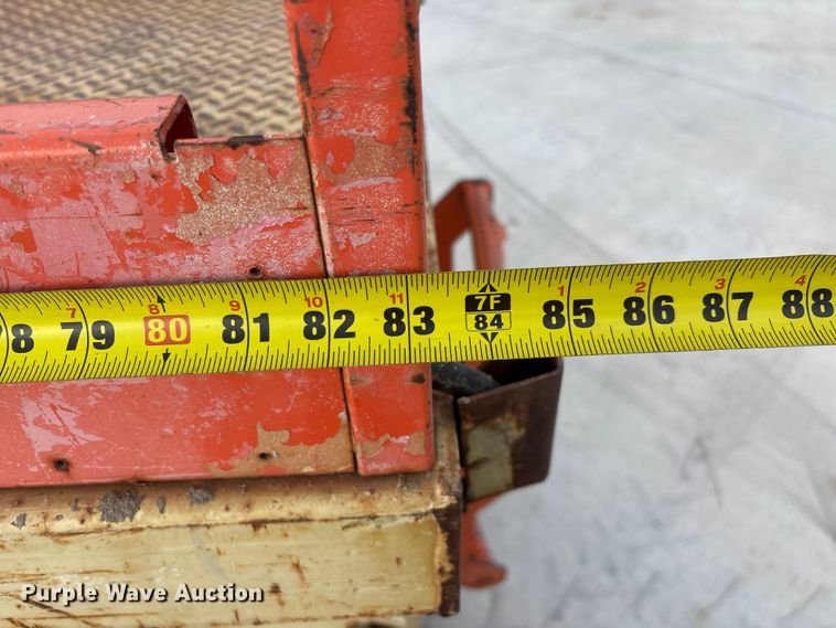 image for item EO4286 2000 JLG 3246E2 scissor lift