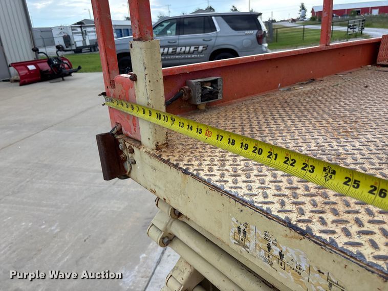 image for item EO4286 2000 JLG 3246E2 scissor lift