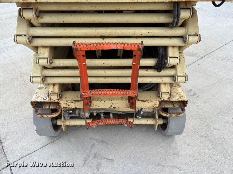 image for item EO4286 2000 JLG 3246E2 scissor lift