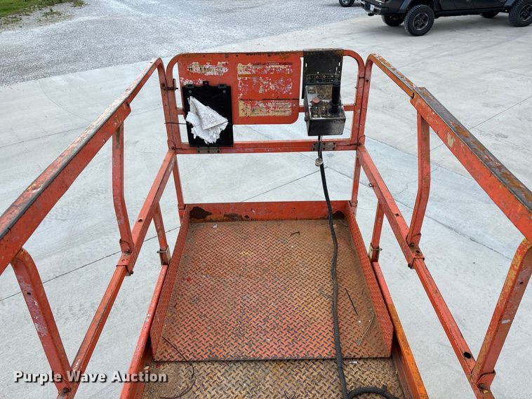 image for item EO4286 2000 JLG 3246E2 scissor lift