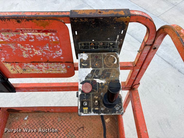 image for item EO4286 2000 JLG 3246E2 scissor lift