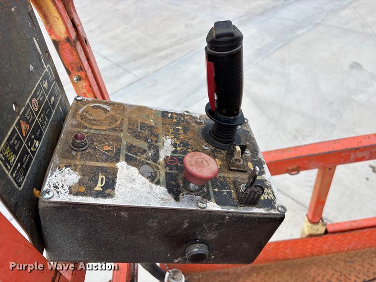 image for item EO4286 2000 JLG 3246E2 scissor lift