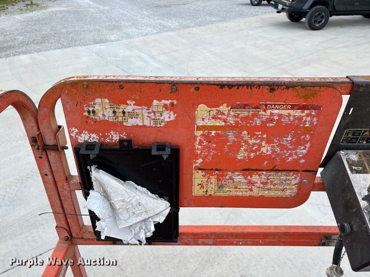 image for item EO4286 2000 JLG 3246E2 scissor lift
