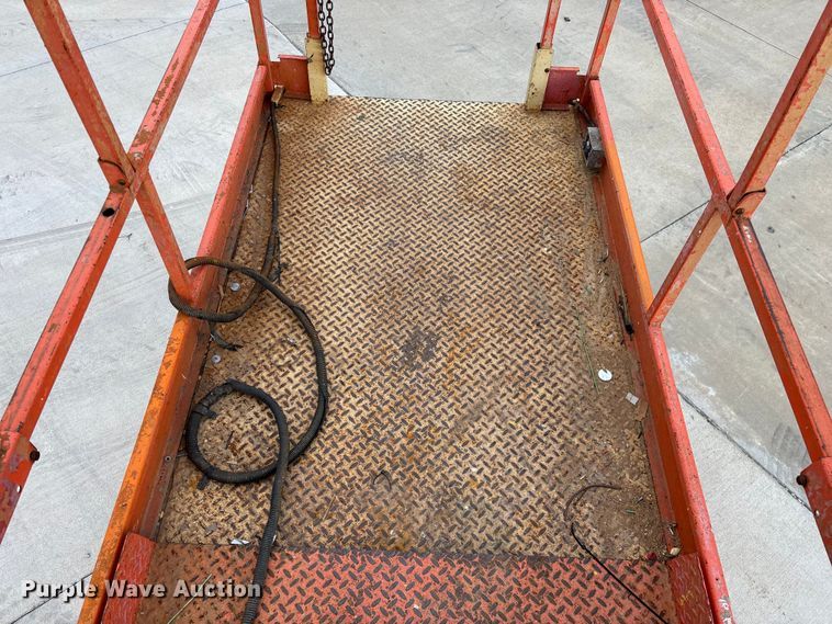 image for item EO4286 2000 JLG 3246E2 scissor lift
