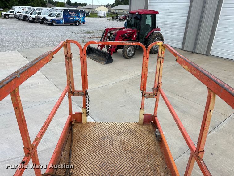 image for item EO4286 2000 JLG 3246E2 scissor lift
