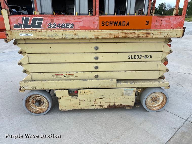 image for item EO4286 2000 JLG 3246E2 scissor lift
