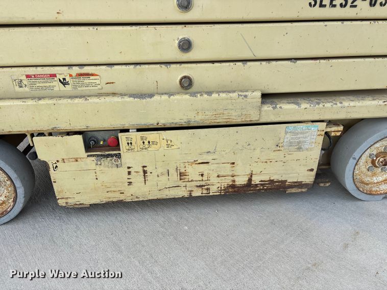 image for item EO4286 2000 JLG 3246E2 scissor lift