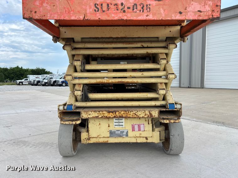 image for item EO4286 2000 JLG 3246E2 scissor lift