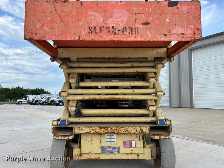 image for item EO4286 2000 JLG 3246E2 scissor lift
