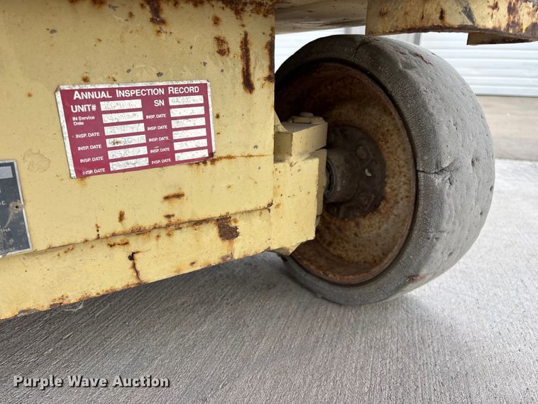 image for item EO4286 2000 JLG 3246E2 scissor lift