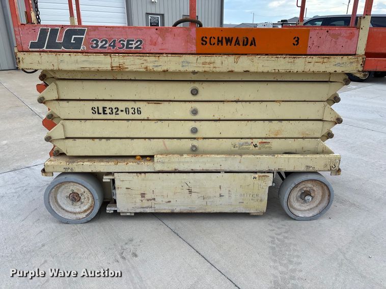 image for item EO4286 2000 JLG 3246E2 scissor lift