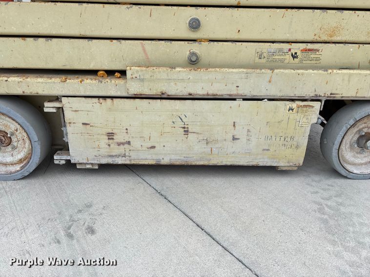 image for item EO4286 2000 JLG 3246E2 scissor lift