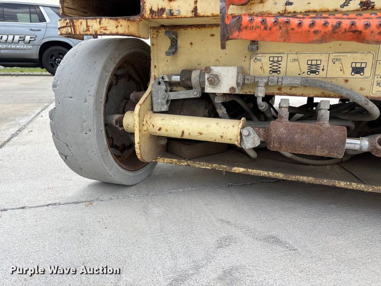 image for item EO4286 2000 JLG 3246E2 scissor lift