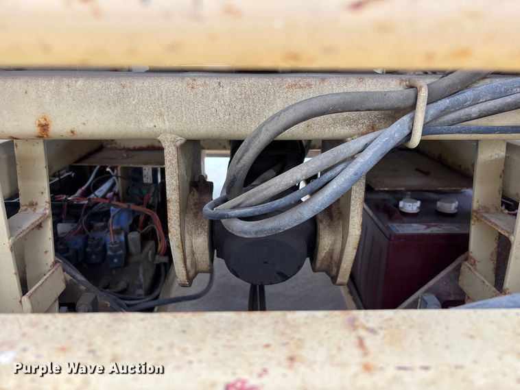 image for item EO4286 2000 JLG 3246E2 scissor lift