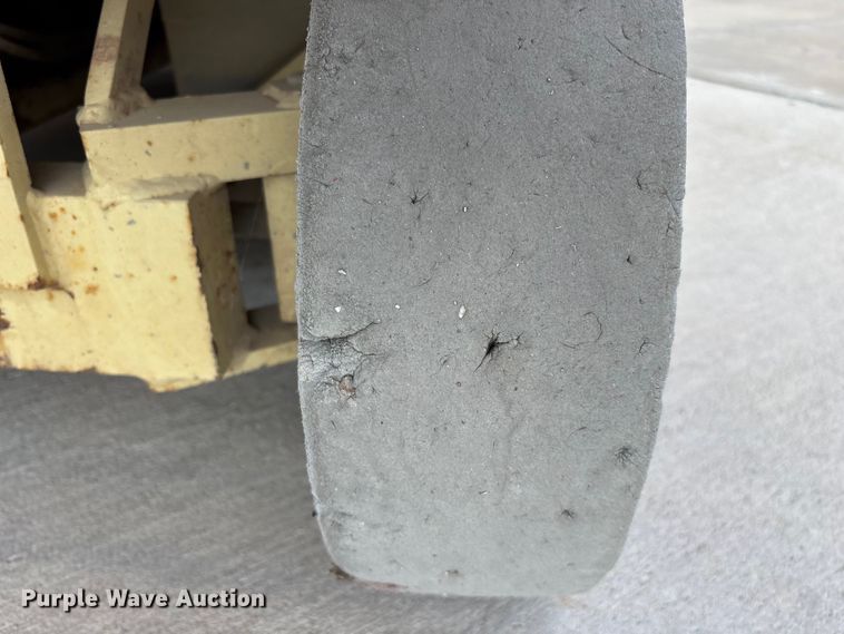 image for item EO4286 2000 JLG 3246E2 scissor lift