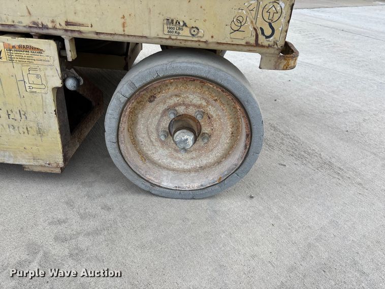 image for item EO4286 2000 JLG 3246E2 scissor lift