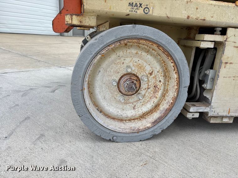 image for item EO4286 2000 JLG 3246E2 scissor lift