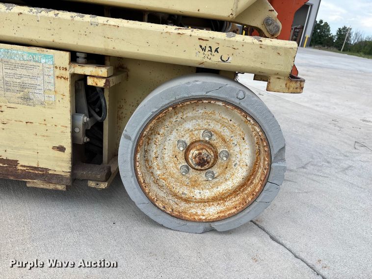image for item EO4286 2000 JLG 3246E2 scissor lift