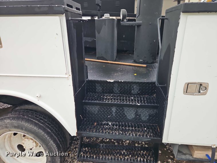 image for item EO7325 2010 Ford F550 bucket truck