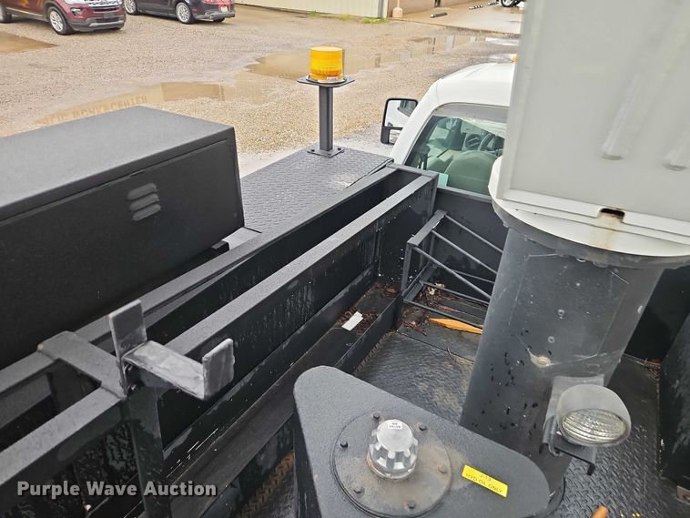 image for item EO7325 2010 Ford F550 bucket truck