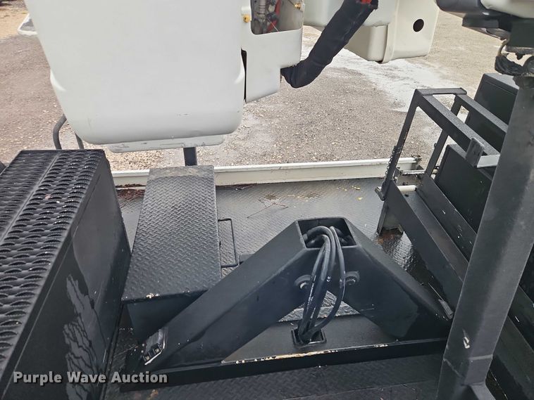 image for item EO7325 2010 Ford F550 bucket truck