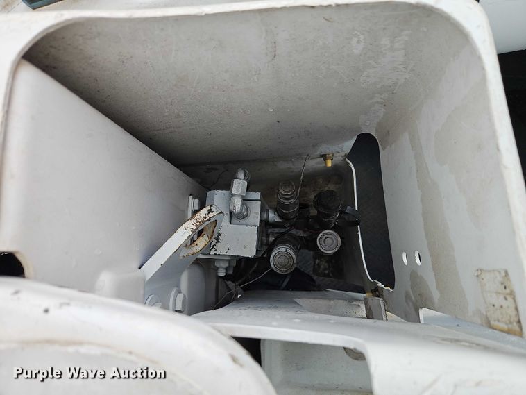 image for item EO7325 2010 Ford F550 bucket truck