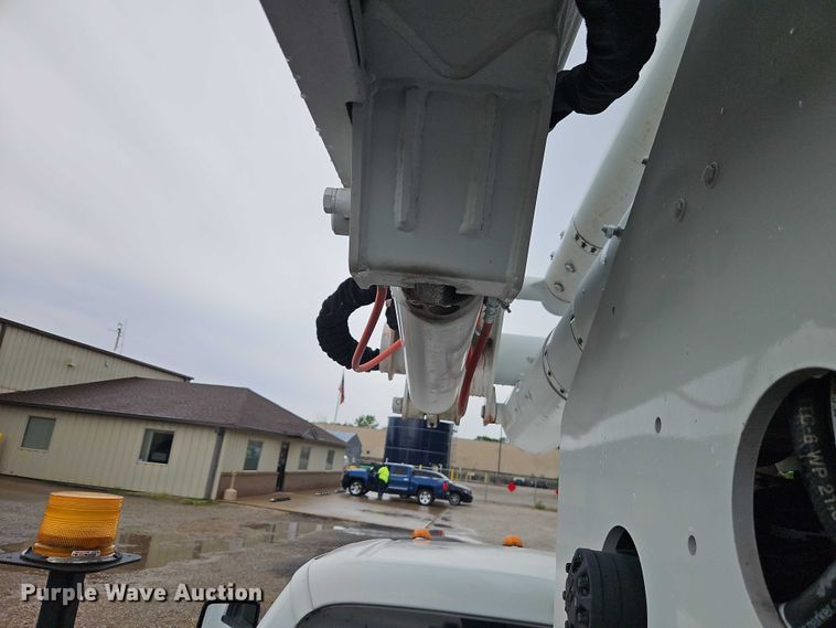 image for item EO7325 2010 Ford F550 bucket truck