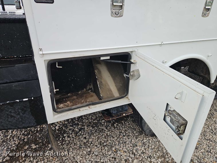 image for item EO7325 2010 Ford F550 bucket truck