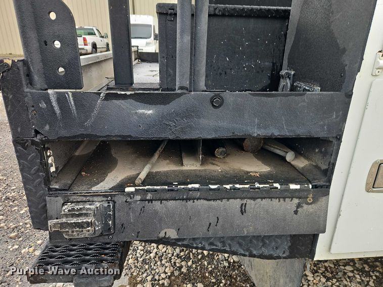 image for item EO7325 2010 Ford F550 bucket truck