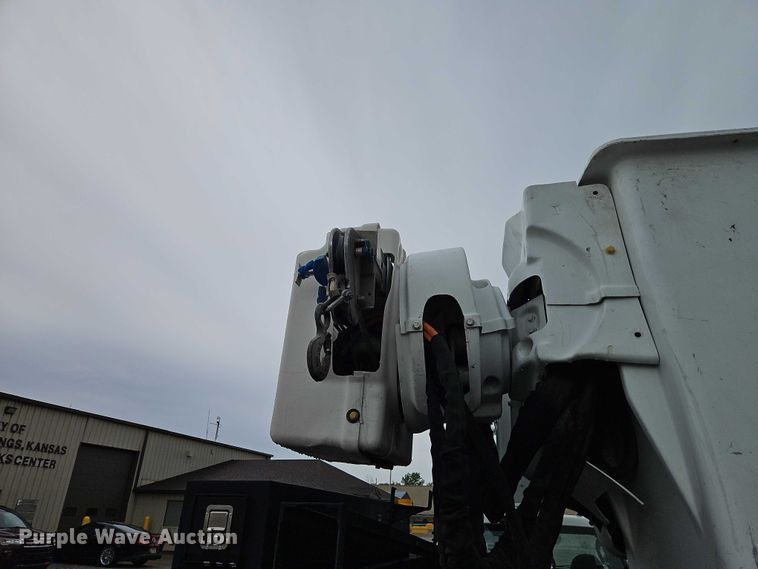 image for item EO7325 2010 Ford F550 bucket truck