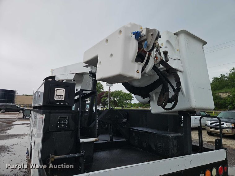 image for item EO7325 2010 Ford F550 bucket truck