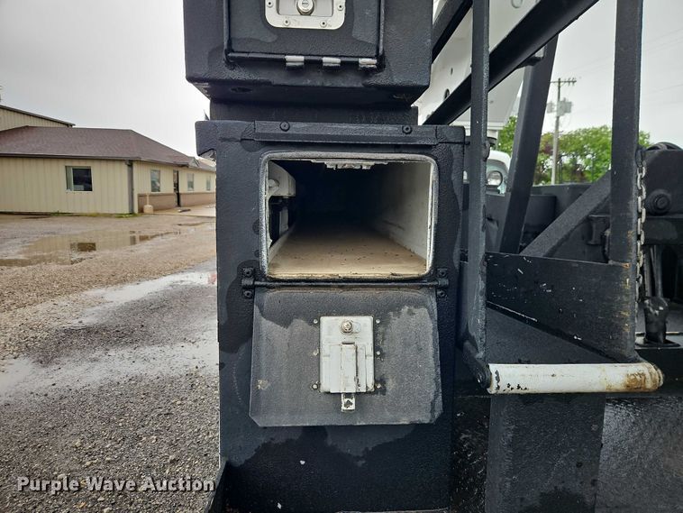 image for item EO7325 2010 Ford F550 bucket truck