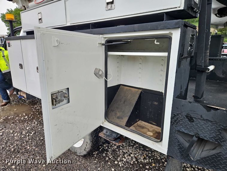 image for item EO7325 2010 Ford F550 bucket truck