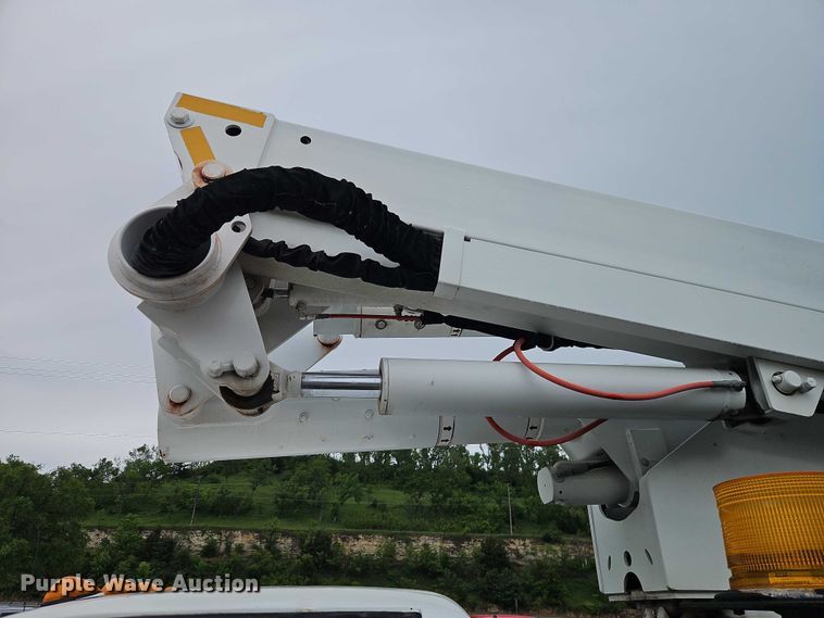 image for item EO7325 2010 Ford F550 bucket truck
