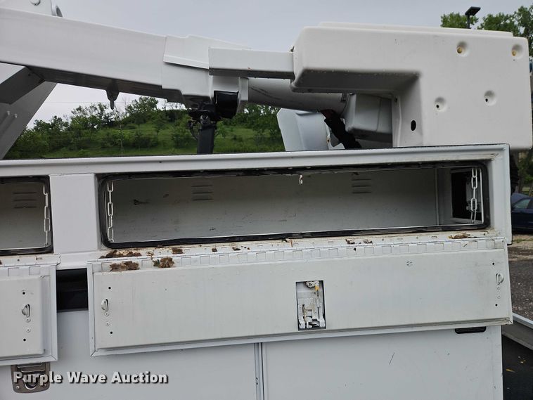 image for item EO7325 2010 Ford F550 bucket truck