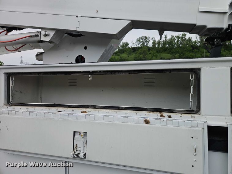 image for item EO7325 2010 Ford F550 bucket truck