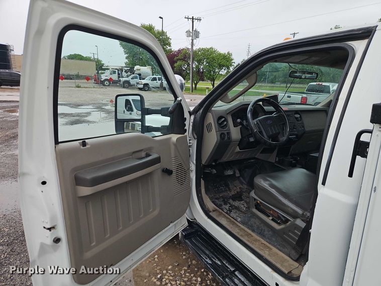 image for item EO7325 2010 Ford F550 bucket truck