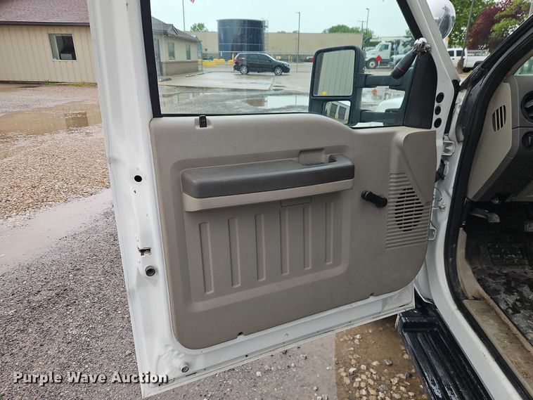 image for item EO7325 2010 Ford F550 bucket truck