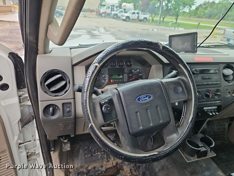 image for item EO7325 2010 Ford F550 bucket truck
