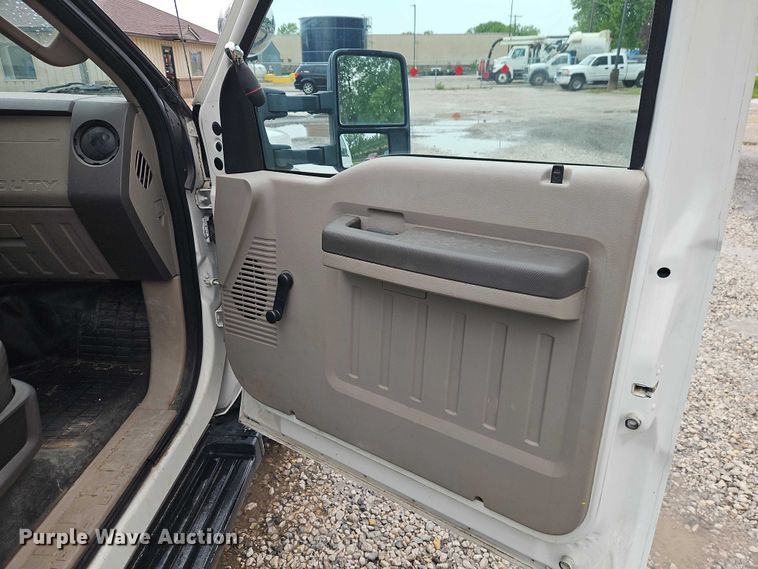 image for item EO7325 2010 Ford F550 bucket truck