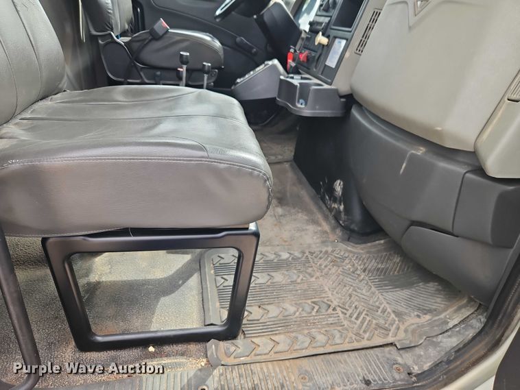 image for item EO7326 2014 International 7300 dump truck
