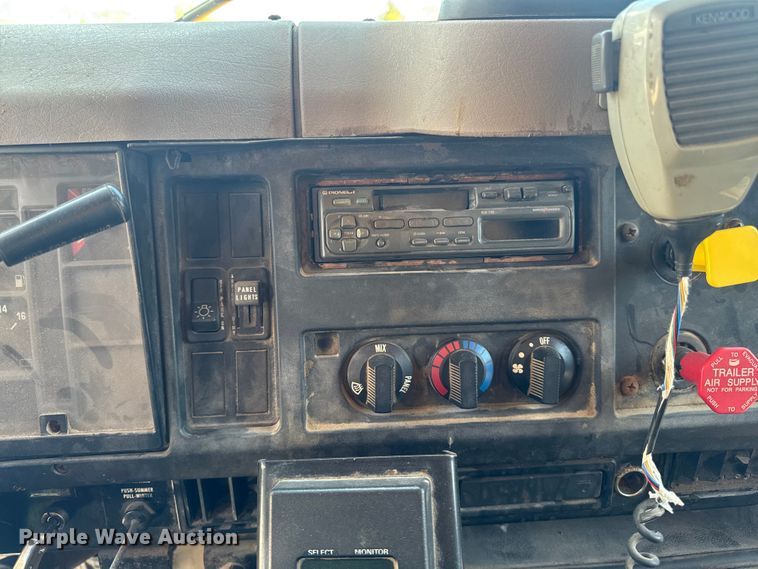 image for item ER0485 1996 International 4900 dump truck