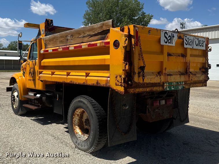 image for item ER0487 2002 International 4900 dump truck