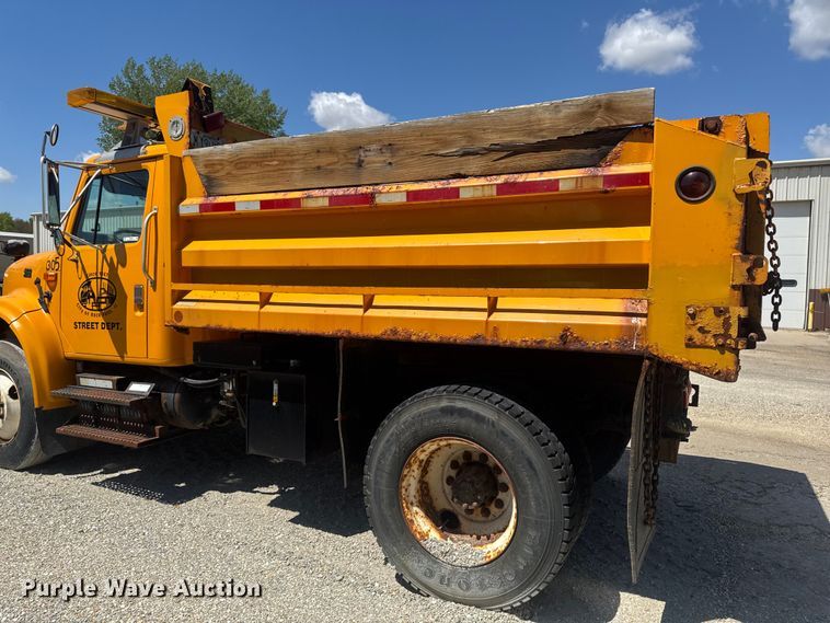 image for item ER0487 2002 International 4900 dump truck